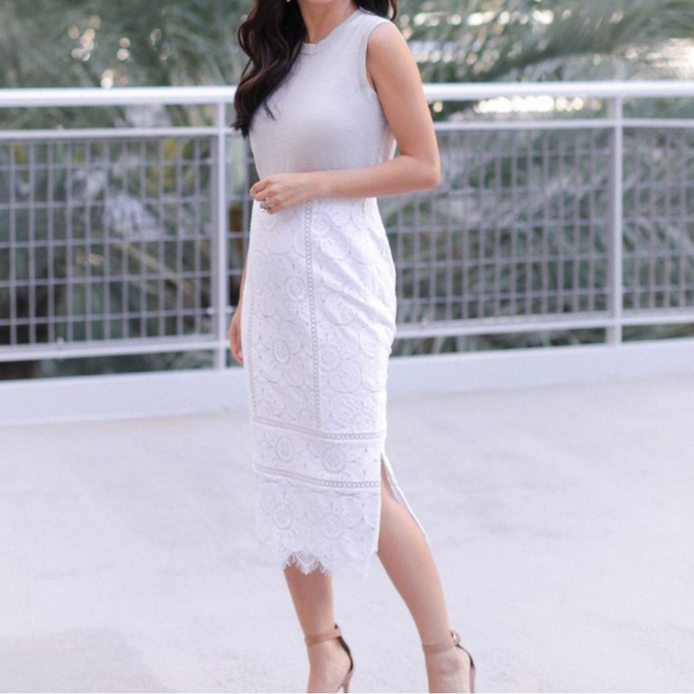 White lace pencil skirt. New